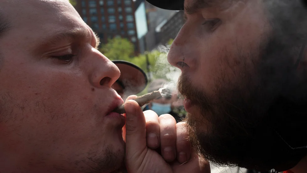Två män delar på en marijuana-cigarett i New York, där cannabis numera är legaliserat.