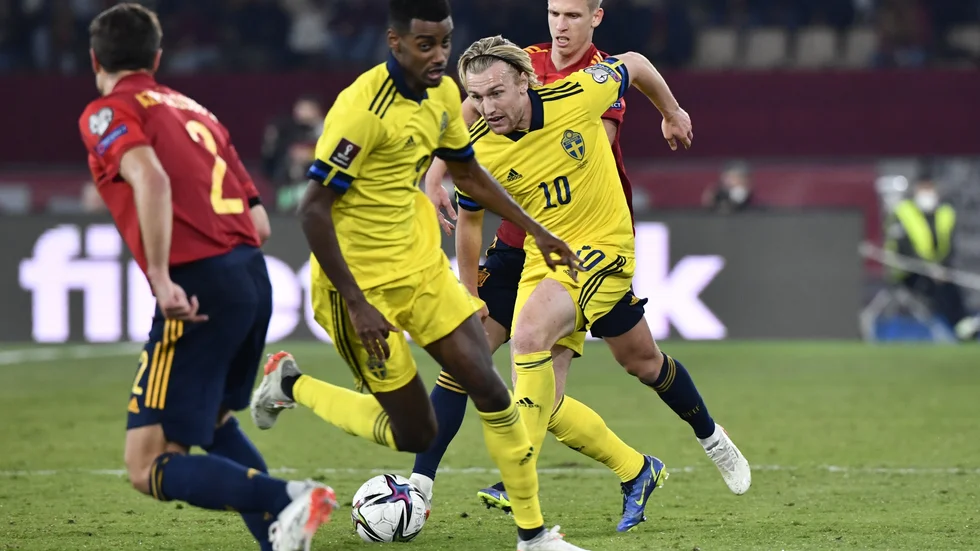 Alexander Isak och Emil Forsberg möts i Europa League i februari. Arkivbild.