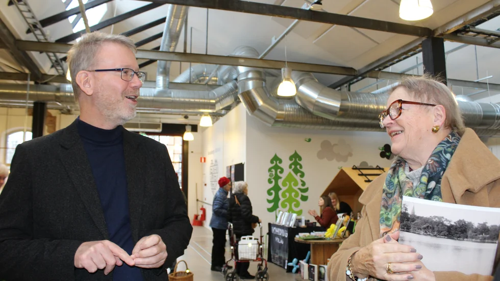 På lokal bokmässa finns tid för nära samtal och möten. Författaren Göran Redin och Inger Rydh, som besöker bokmässan har Björsäter gemensamt och talar om gårdar och hus som de båda har kopplingar till. 