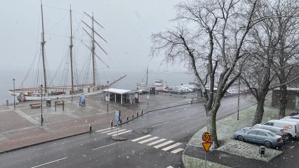 Den första snön föll över Västervik på morgonen. 