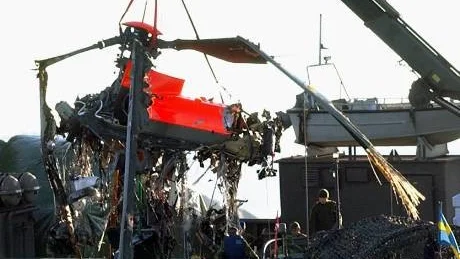 Göteborg Rörö 20031124
Bärgningen av helikopter 10 inleddesn strax efter lunch idag,själva bärning tog ca 45 minuter. Den fransktillverkade pumahelikpotern störtade i havet utanför ön Rörö i Göteborgs skärgård under en övning.
Foto Bobbo Lauhage-Kamerareportage kod 1050
COPYRIGHT PRESSENS BILD