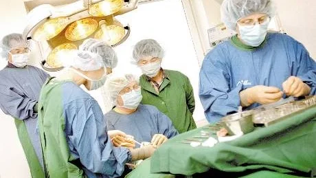 Sunderby Sjukhus   Nordkoreansk besök ,   Oralkirurgen Jong Kyong Chol  assisterar sittande käkkirurgen Knut Svartz    
operation