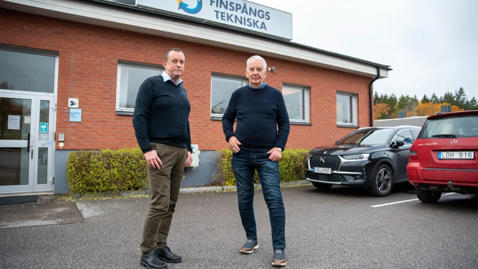 "Vi minskar den beräknade vinsten 2023, med ett par miljoner kronor och kan på så vis hålla nere prisökningen till kunderna", säger Stig Andersson (S), till höger, om prishöjningen för Finspångs Tekniskas fjärrvärmekunder. På bilden syns också Mikael Andersson, vd Finspångs Tekniska. 