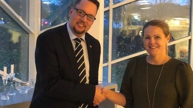 Tommy Lövgren (SD) och Catherine Öhrqvist (M) tog i hand efter avtalet mellan de två partierna skrivits på efter valet. Nu är SD besvikna på M och vill att SD:s politik beaktas mer framöver.