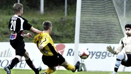 Infjärdens Anders Juntti skjuter in 4-3 bakom Maliq Faiqi. Alxander Lindström hände inte med.