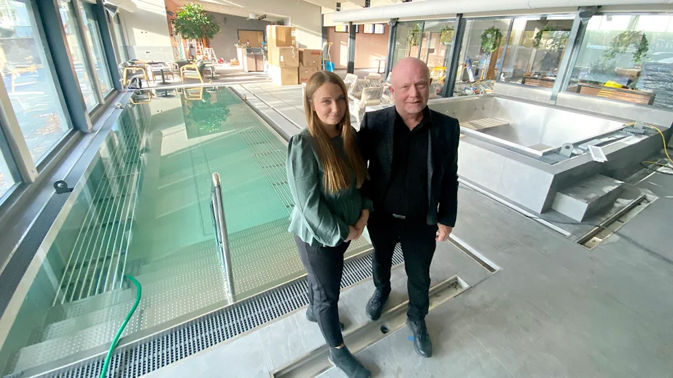 Pandemin har inspirerat Hilda och Stefan Carneteg i utformningen av deras nya spa. Rostfritt material, fler sittplatser i poolerna och större avstånd generellt i anläggningen.