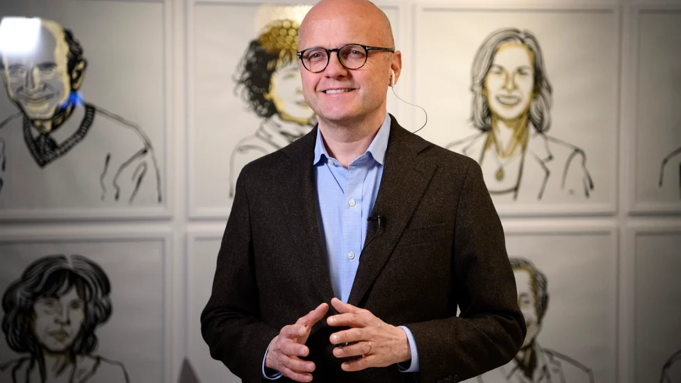 Vidar Helgesen är vd på Nobelstiftelsen. Han vill inte att Nobelpriset ska verka i ett "elfenbenstorn". Samtidigt kan och ska stiftelsen inte svika sitt värn och försvar av vetenskap och kunskap. 