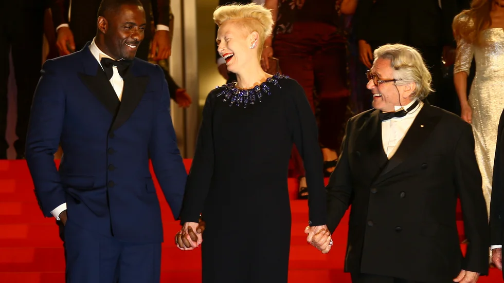 Idris Elba tillsammans med Tilda Swinton och regissören George Miller vid världspremiären för "Tretusen år av längtan" på filmfestivalen i Cannes. Arkivbild.