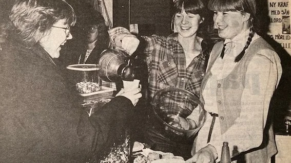 Kristina Marklund (i mitten) och Maria Lundgren (till höger) två av eldsjälarna bakom bokkaféet Arken i Älvsbyn. Den glada gästen som serveras heter Lena Lindblom.