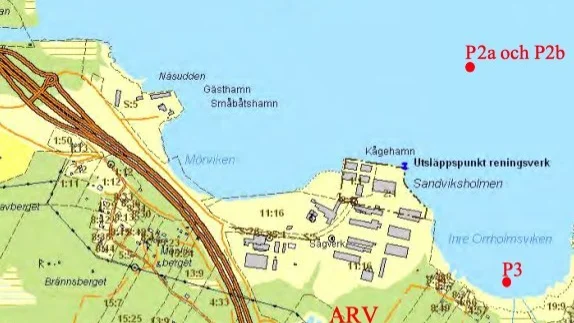 Längst upp i Kåge hamn syns var det renade vattnet släpps ut, och vid de röda punkterna har det gjorts mätningar.