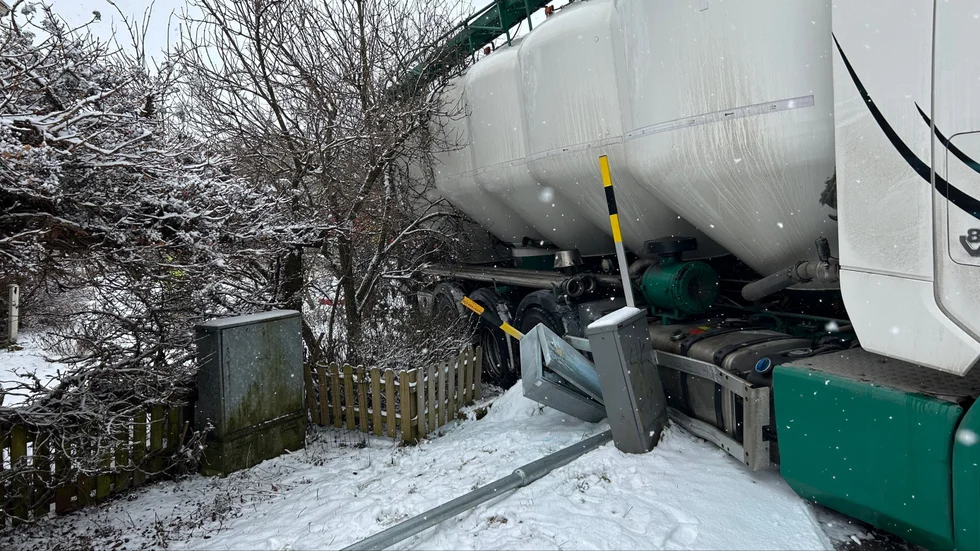 Ett elskåp skadade dragbilens dieseltank, och ett stort läckage uppstod.
