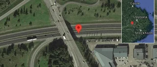 Fordon stillastående på E18 - helt stopp i ett körfält