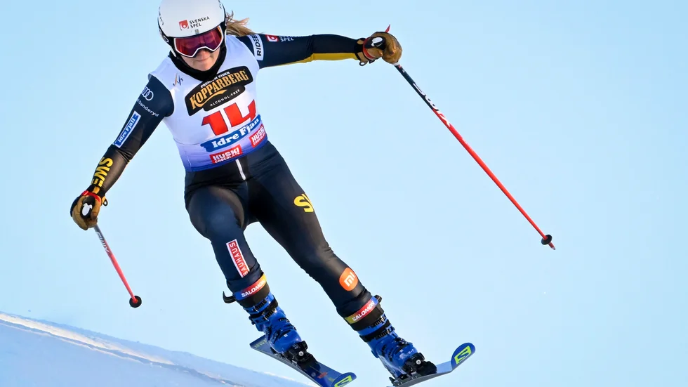 Linnea Mobärg, här under en världscuptävling i Idre i januari, har åkt på en korsbandsskada och missar VM nästa vecka.