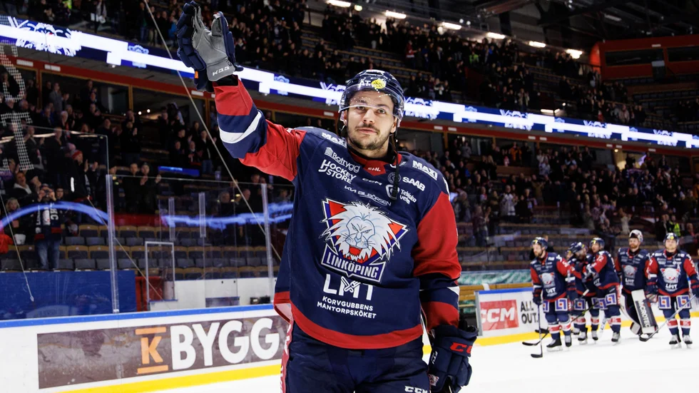 Här jublar Ty Rattie efter sitt avgörande 5-4. Ett mål han knappt förstod att det var han som hade gjort. 