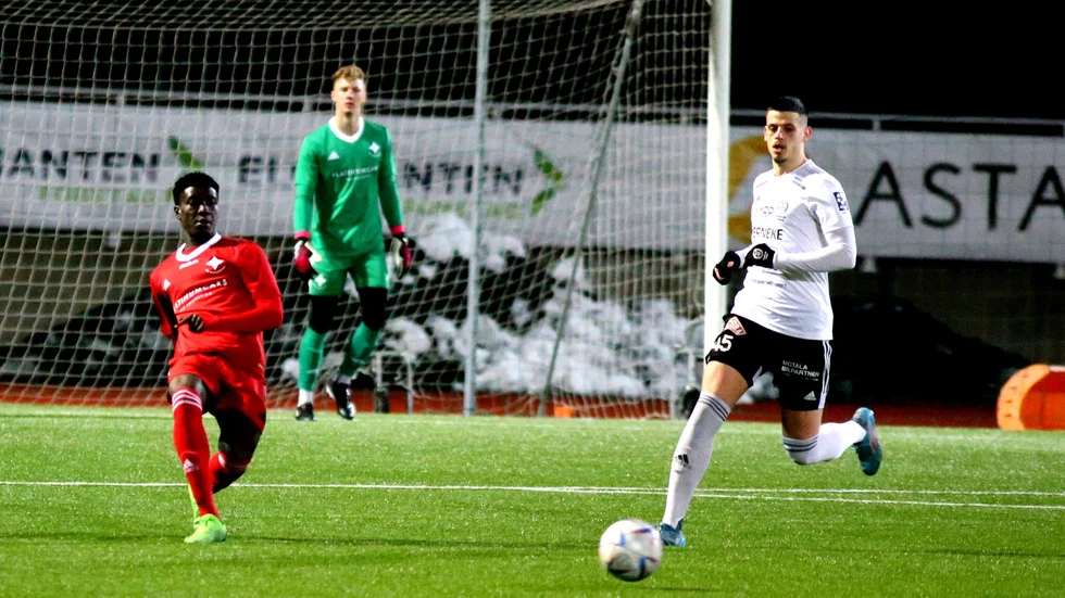 Kojo Peprah Oppong har bara varit i IFK en vecka men gör debut från start i dag.