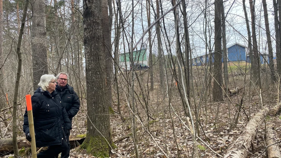 Ingegerd Johansson och Clas Johansson i Heda har sin tomtgräns 30 meter från området där anläggningen planerades att uppföras. Än är inte deras kamp mot etableringen slut, säger Ingegerd.