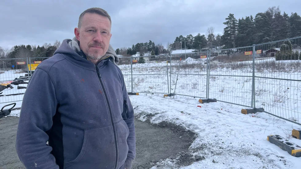 Jim Andreasson kommer inte fram till sitt husbygge på grund av kommunens vägarbeten som blockerar vägen dit.