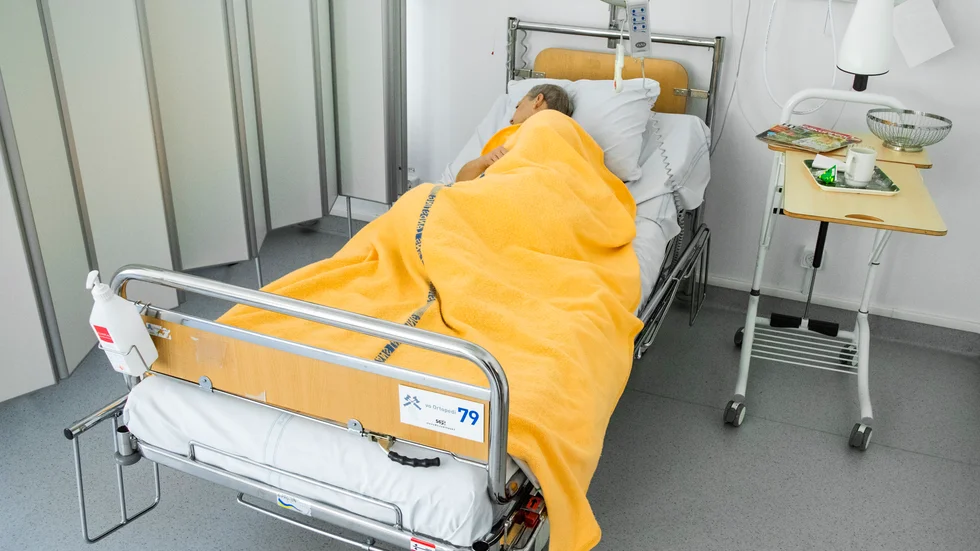 En multisjuk man på ett äldreboende i Enköping avled efter att ha sondmatats på felaktigt sätt.