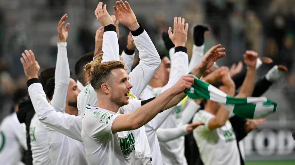 Richard Magyar, närmast kameran, tackar fansen efter matchen mot Kalmar FF tidigare i höst. Arkivbild.