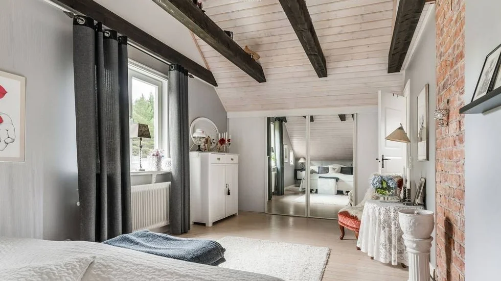 En villa i Skutskär med Bottenhavet som granne sticker ut på Klicktoppen. Här ser vi sovrummet i villan.