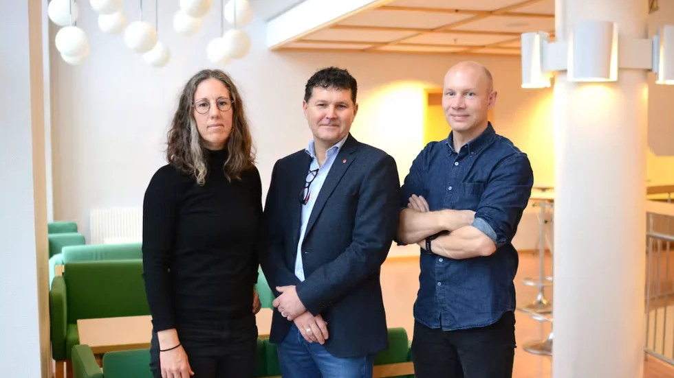 Majoriteten i Region Västerbotten har presenterat budgetförslaget för 2023. Från vänster: Emma Lindqvist (MP), Peter Olofsson (S) och Jonas Karlberg (V).