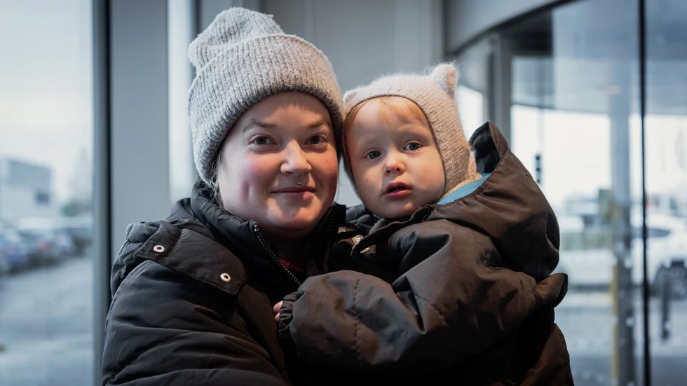 Jennifer Cederblad Wallberg, här med dottern Majken, tycker att räntebeskedet är oroväckande.
