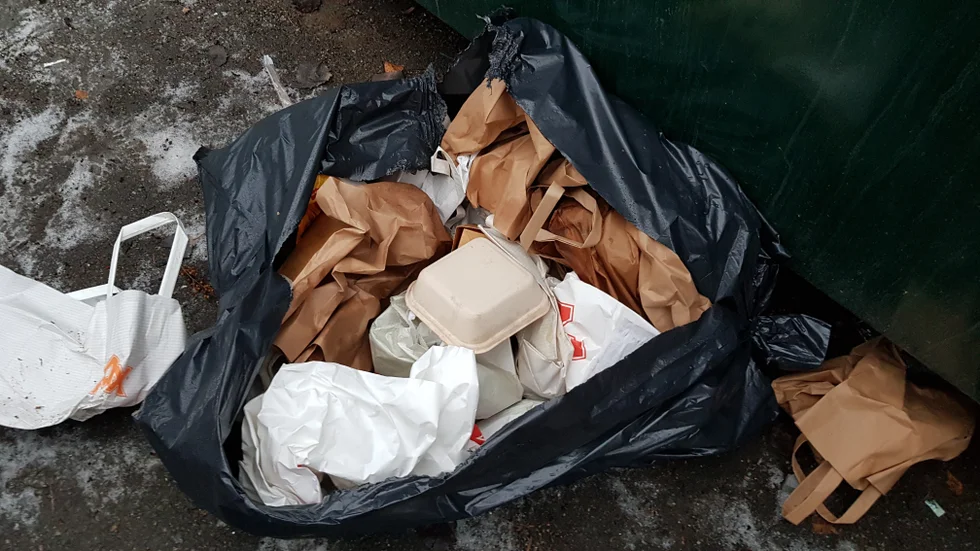 Skräp dumpades i Råsbråten men också adresserade paket. Genrebild.
