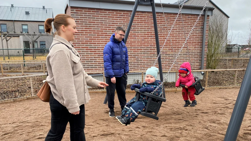 Veronica Johansson gungar dottern Ilse och Thomas Sjögren gungar sin son, Henrik. Både Veronica och Thomas är besvikna på beskedet från kommunen att deras förskola har varit en tillfällig lösning. Det har vi aldrig hört, säger de.