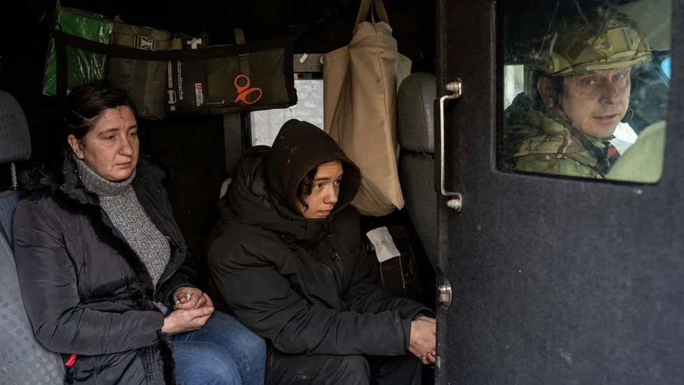 Svitlana och Oleksij sitter i bilen för att lämna Avdijivka.