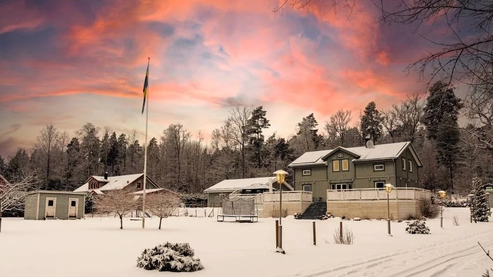 Villan i Ekolsund med solceller, laddstolpar, dubbelgarage och en stor tomt nära Mälaren lockade flest besökare på Hemnet i Enköping förra veckan.