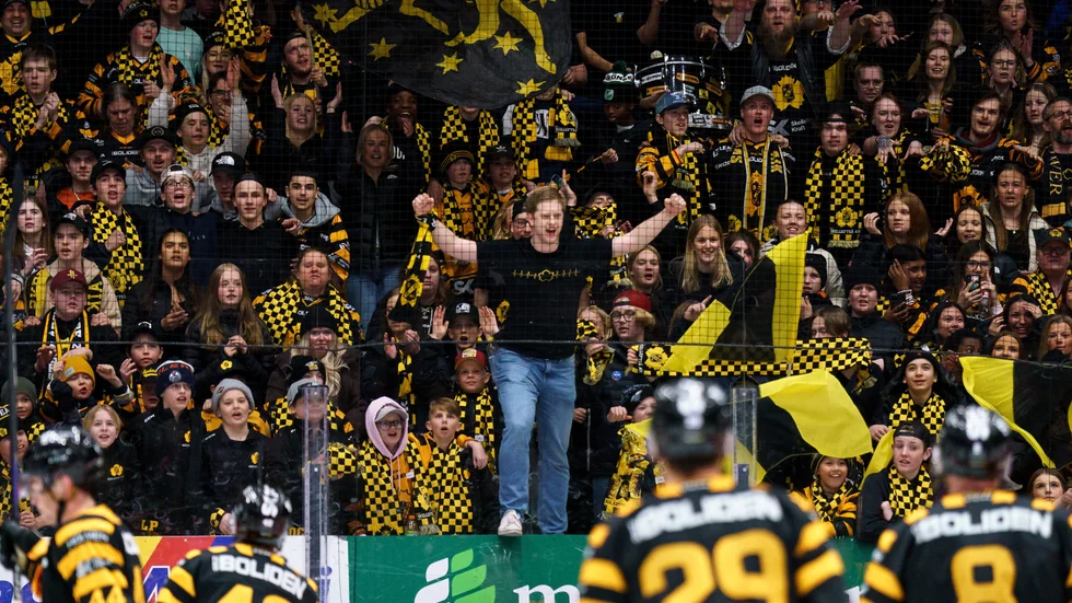 5 513 åskådare var på plats när Skellefteå AIK briljerade samtidigt som Västra Stå kokade. Detta var också kvällen då det svartgula hemmalaget vaknade på riktigt i detta slutspel. 