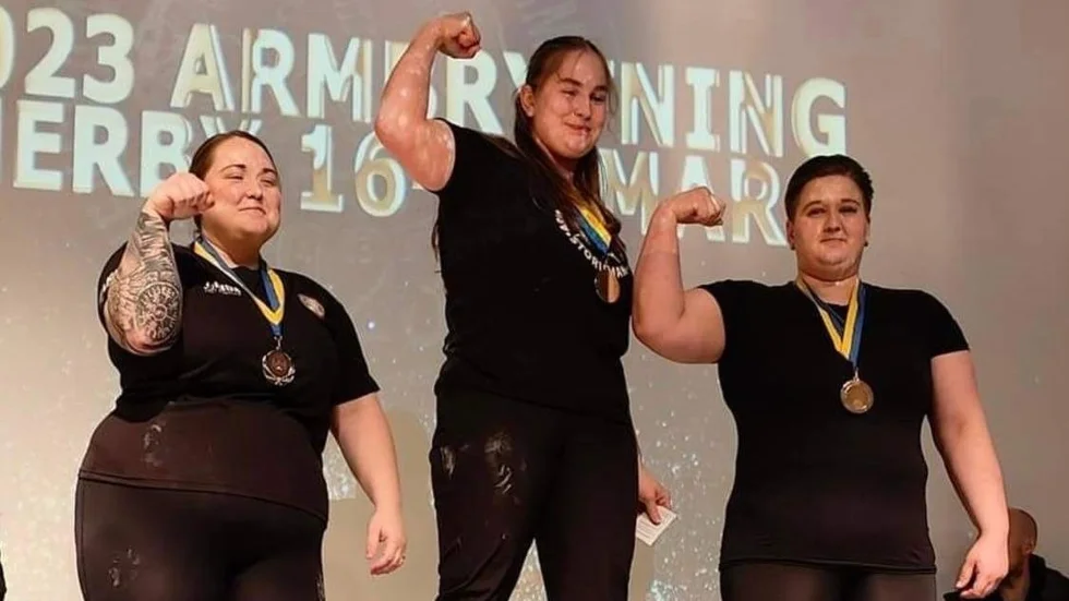 Motalatjejen Lovisa Wahlström, längst till vänster, tog silver i sin SM-comeback i armbrytning. Vadstenatjejen Sofie Davidsson, längst till höger, kom trea.