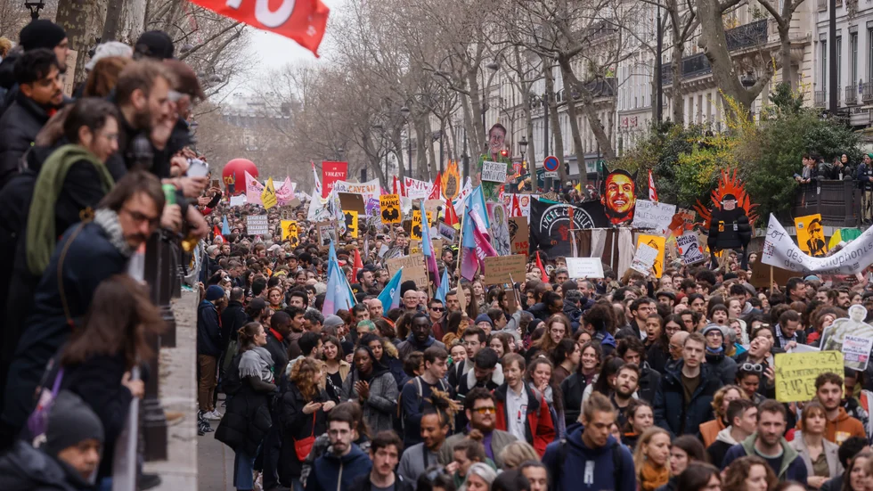 Massiva protester genomförs i Frankrike mot nya pensionslagar.