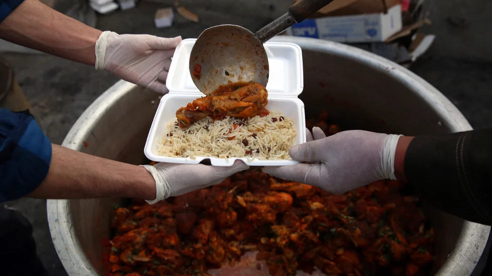 Inflationen får många att spara pengar på ramadan. I New York får behövande familjer matpaket. Arkivbild.