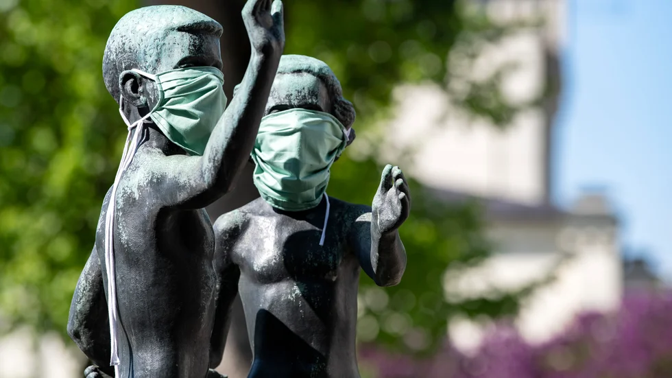 Jonas Frödings staty "Lekande barn" från 1954 är ett av de offentliga konstverk som pryder Lund. Under pandemin försågs skulpturen med munskydd av en okänd skämtare. Arkivbild.
