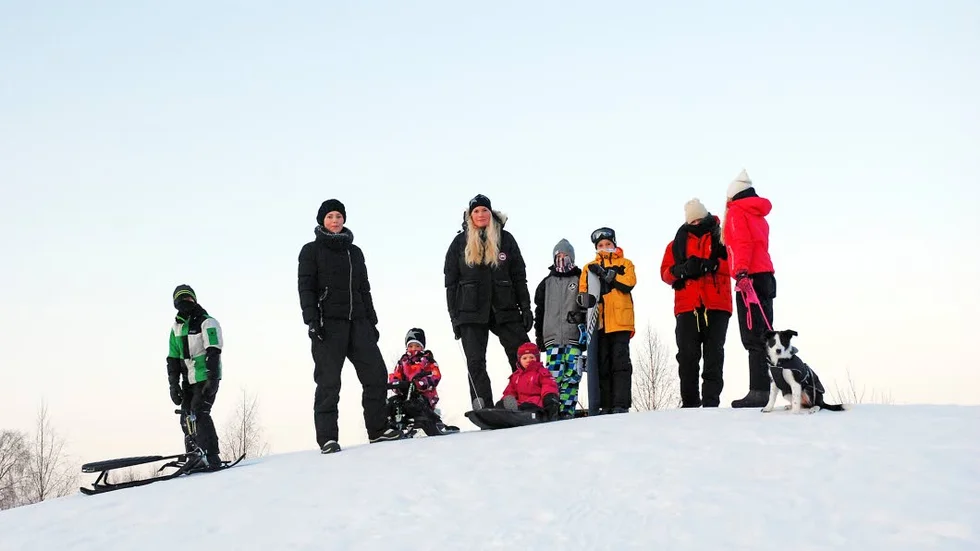 POPULÄR KULLE. Kullen bredvid förskolan på Fagernäs har blivit omåttligt populär, men det saknas belysning kvällstid. Elliot Augustin, Linda Augustin, Leona Augustin, Maria Iggström, Nikita Hjortberger, Zack Hjortberger och Jordan Hjortberger med flera kom dit på torsdagen.