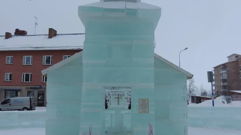 centralt. På torget i Vilhelmina har iskyrkan byggts.