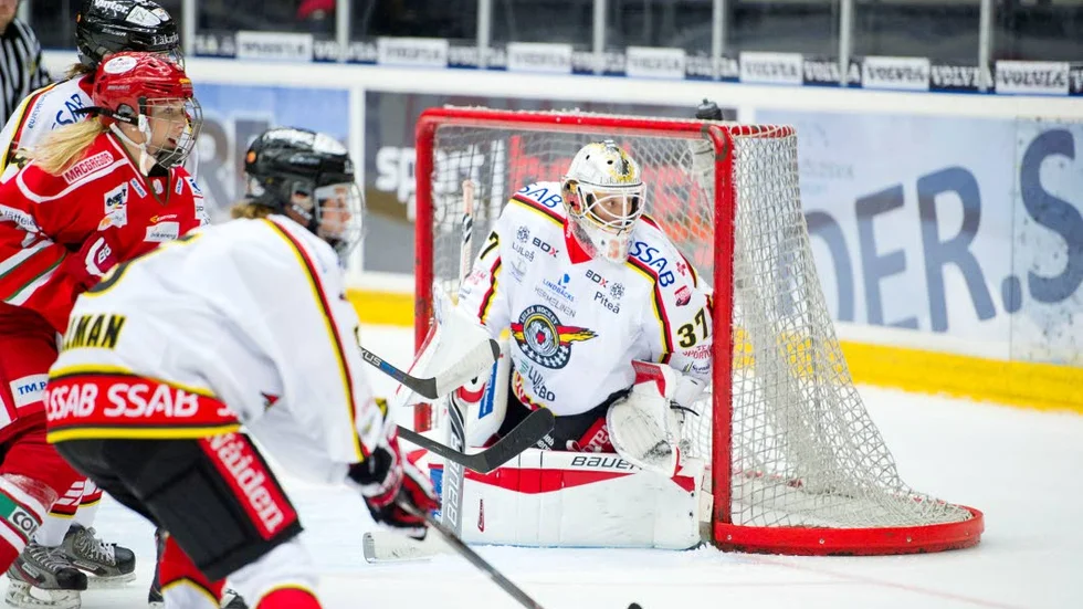 Muren i buren. Maria Omberg var bäst i Luleå Hockey.
