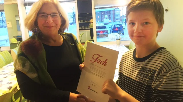 Skolgåva. David Karlsson räcka över gåvan på 9?010 kr till Rädda Barnens representant Eva Alriksson.