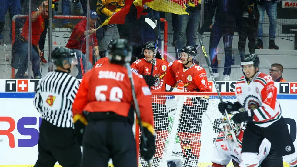 Hjälte. Christopher Mastomäki kramas om efter att ha avgjort matchen.