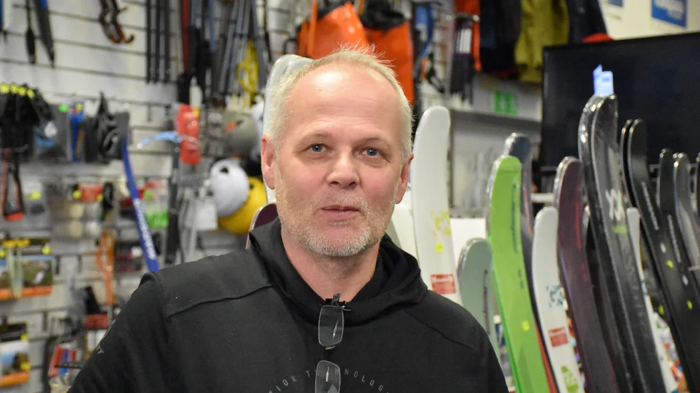 Vi påverkas betydligt mer av vad som händer i världen än ifall de släpper en ny typ av skida, säger Björn Nilsson, VD och ägare av sportbutiken Northstar i Gällivare. 