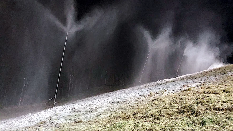 Snökanonerna har startats i Yxbacken. Norrköpings Skidklubb hoppas kunna öppna före jul. "Det ser ganska lovande ut", säger Adam Brogren, en av dem som sköter driften.