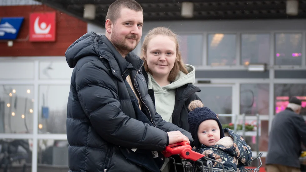 Sebastian, Emma och lilla Aaron Ekman: ”Vi kollar extrapriser och jämför priser. Det gör att vi byter mellan olika butiker och inte längre håller oss till en och samma. Vi har inte förändrat våra vanor än, men det kommer nog. Allt har ju blivit så dyrt, blöjor också.”