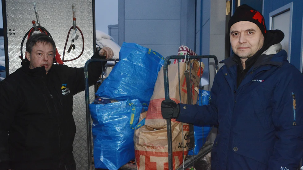 Kenny Fransson tillsammans med Oleg Simashkevyeh som är en av de ukrainska flyktingar som rycker in och hjälper Kenny med att lasta om skänkta förnödenheter.
