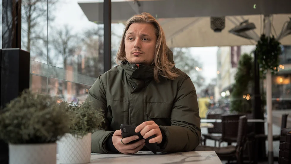 Carl Rydéns första förhållande innehöll både kontrollbehov och svartsjuka, något han inte alls kunde känna igen sig i. 