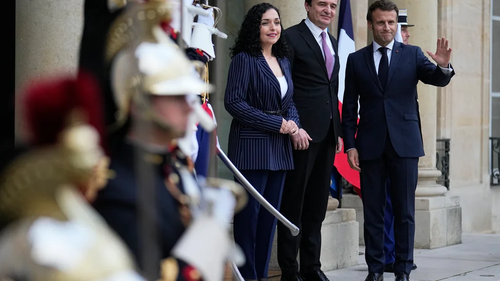 Kosovos president Vjosa Osmani och premiärminister Albin Kurti vid ett möte med Frankrikes president Emmanuel Macron i Paris tidigare i november.
