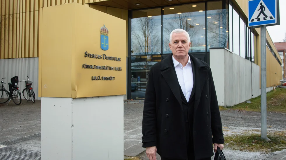 Lars Olofsson lämnar in stämningsansökan till Luleå tingsrätt.