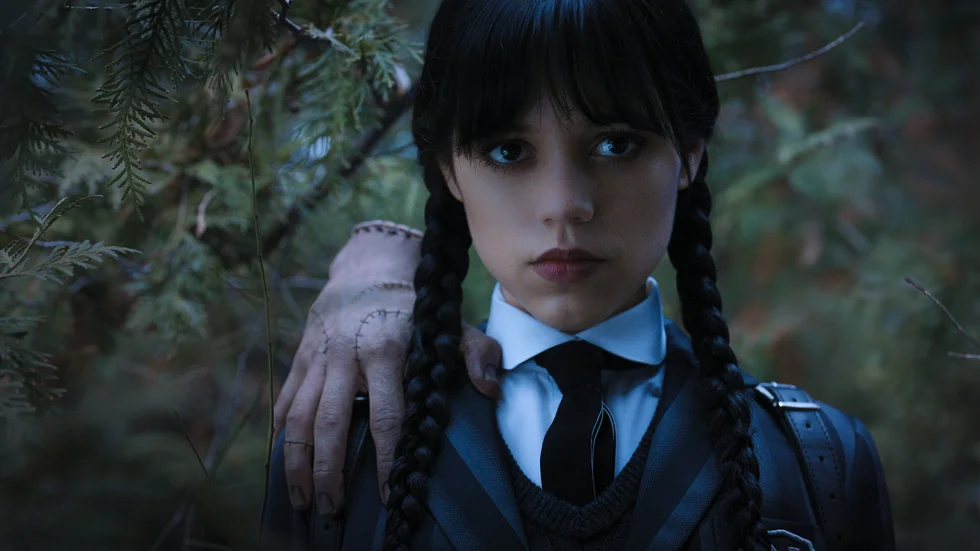 Netflix-serien "Wednesday" är en spinoff på den ikoniska serien "Famljen Addams". Wednesday spelas av Jenna Ortega.