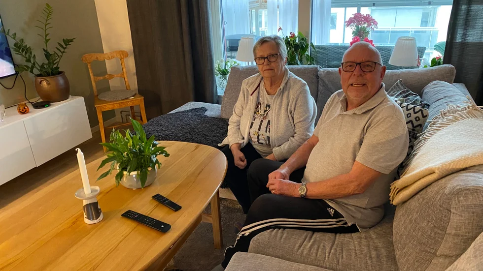 Monica och Yngve Knutsson flyttade för cirka ett år sedan från Gnesta till Nyköping till en lägenhet. Nu chockhöjs bostadsavgiften. 