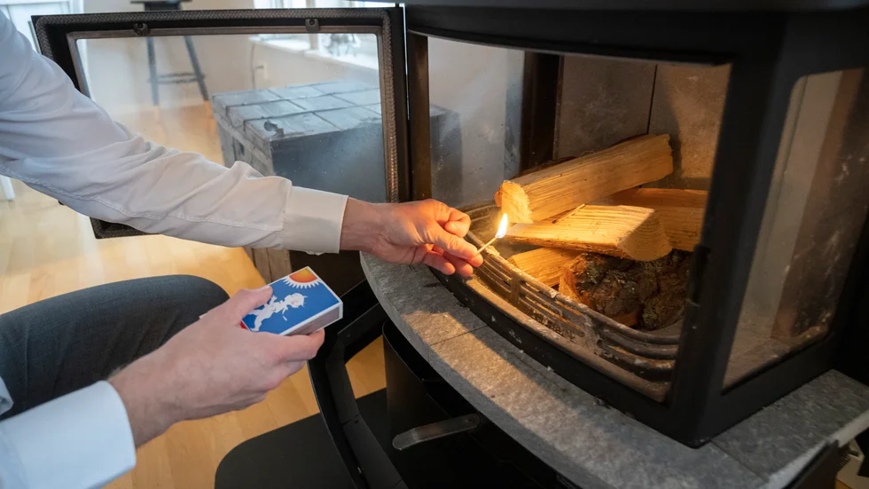 MSB är oroliga över att många ovana personer börjar elda i vinter när elen är dyr. Arkivbild.